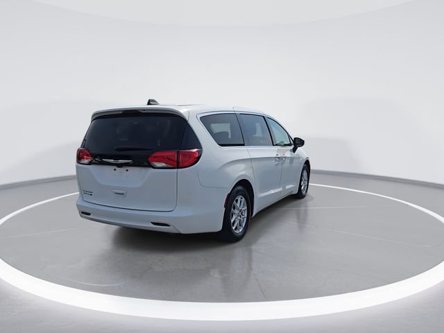 Used 2023 Chrysler Voyager LX FWD image 8