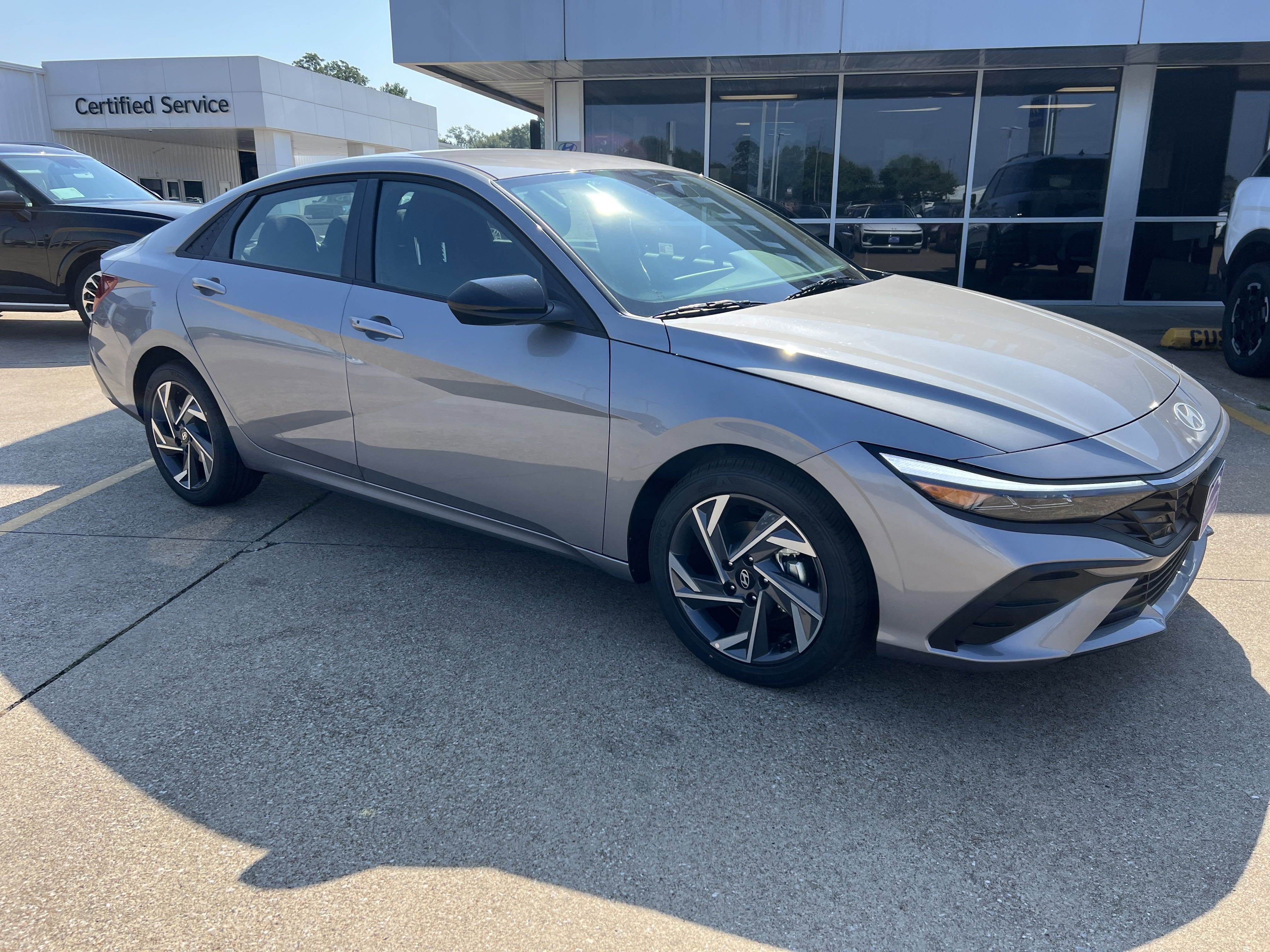 Used 2025 Hyundai Elantra Sport image 2