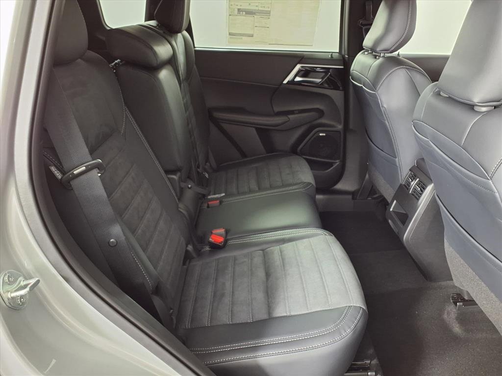 New 2025 Mitsubishi Outlander SE image 11