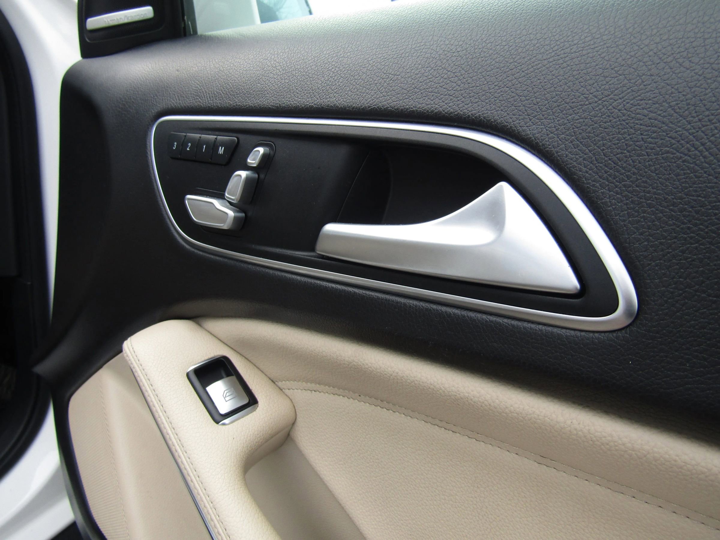 Used 2020 Mercedes-Benz GLA 250 4MATIC w/ Premium Package image 16