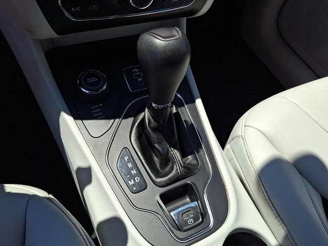 Used 2020 Jeep Cherokee Latitude Plus w/ Comfort/Convenience Group AWD/4WD image 11