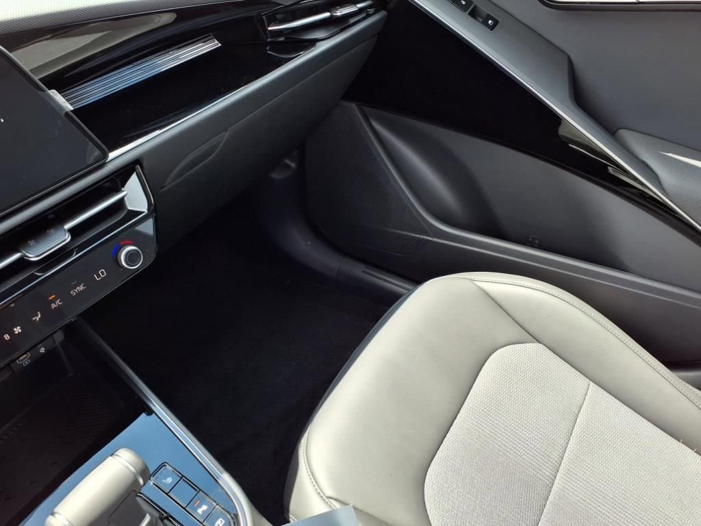 New 2025 Kia Niro EX Touring image 26