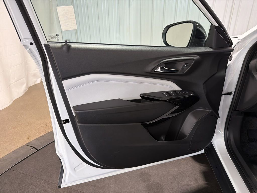 New 2026 Chevrolet Trax LT w/ Sunroof Package image 4