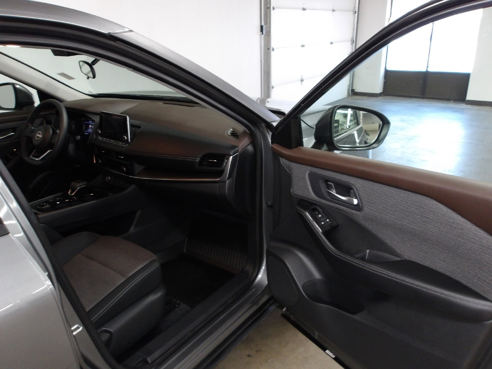 Used 2023 Nissan Rogue SV AWD/4WD image 15