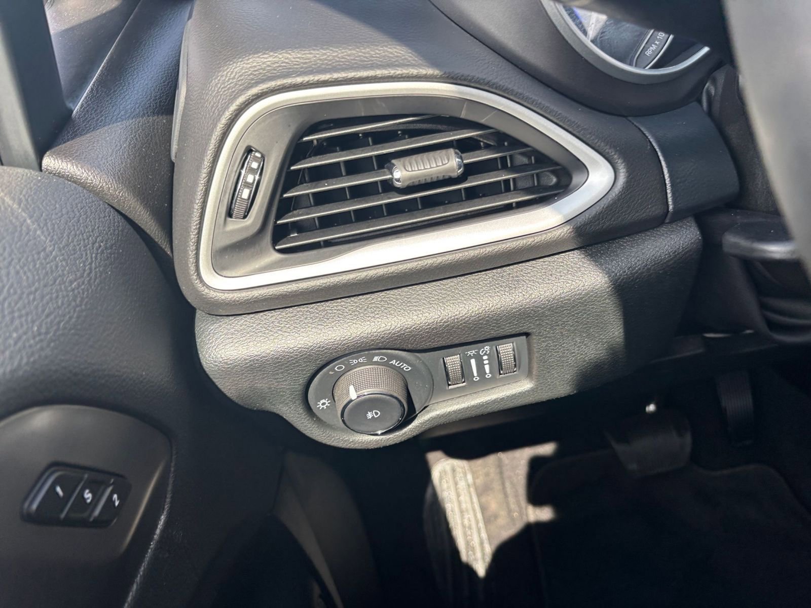 Used 2025 Chrysler Pacifica Select image 37