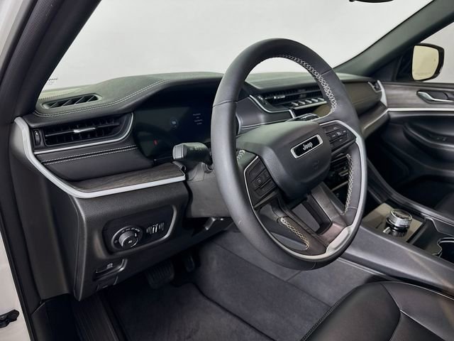 Used 2024 Jeep Grand Cherokee Limited w/ Black Appearance Package image 12