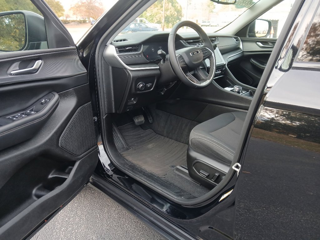 Certified 2023 Jeep Grand Cherokee Laredo X image 8