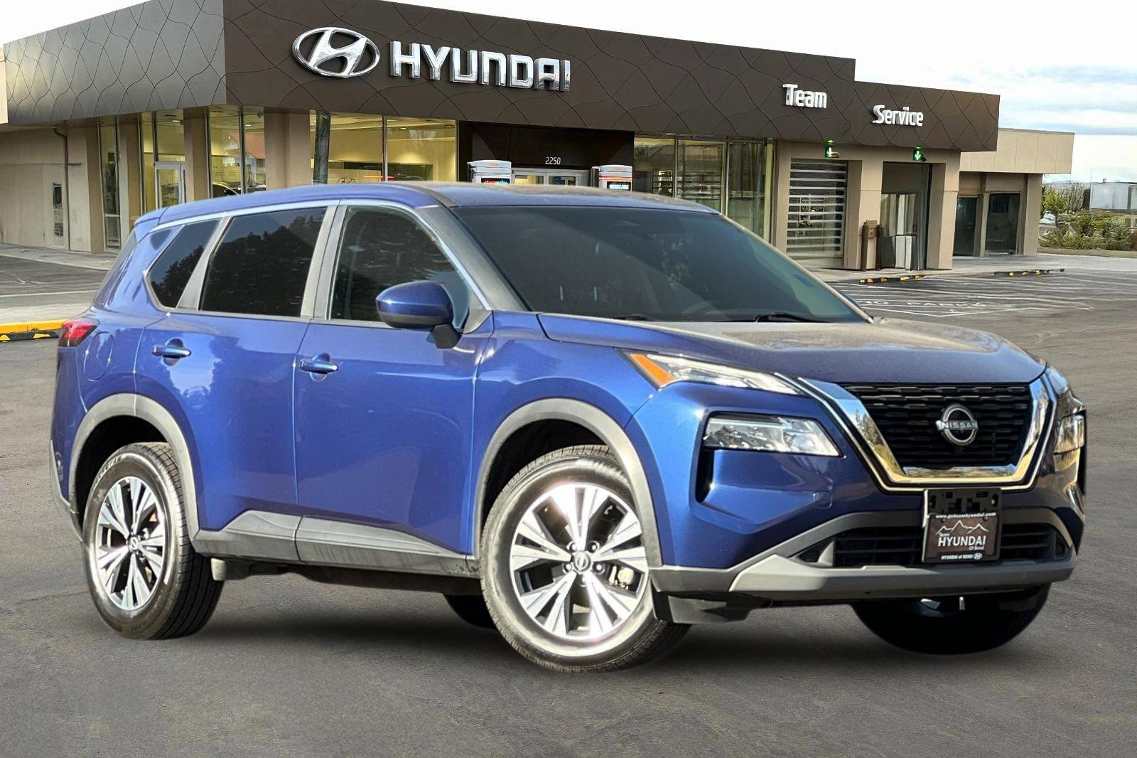 Used 2023 Nissan Rogue SV image 2