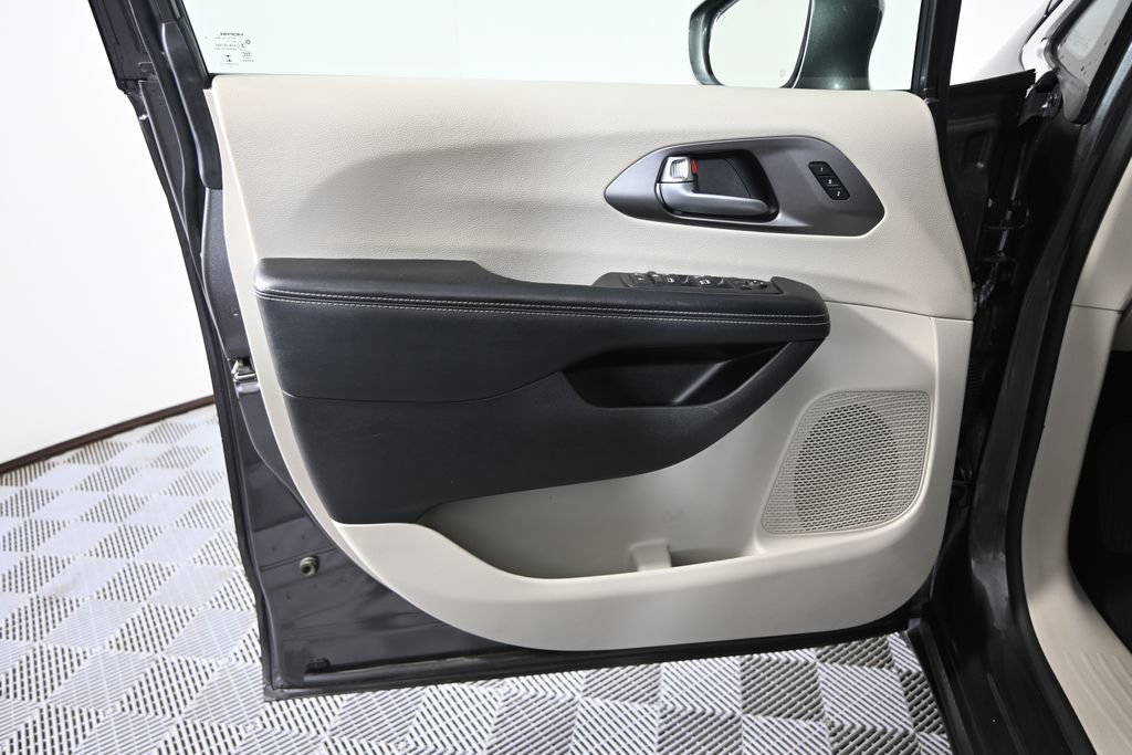 Used 2022 Chrysler Pacifica Touring-L FWD image 19