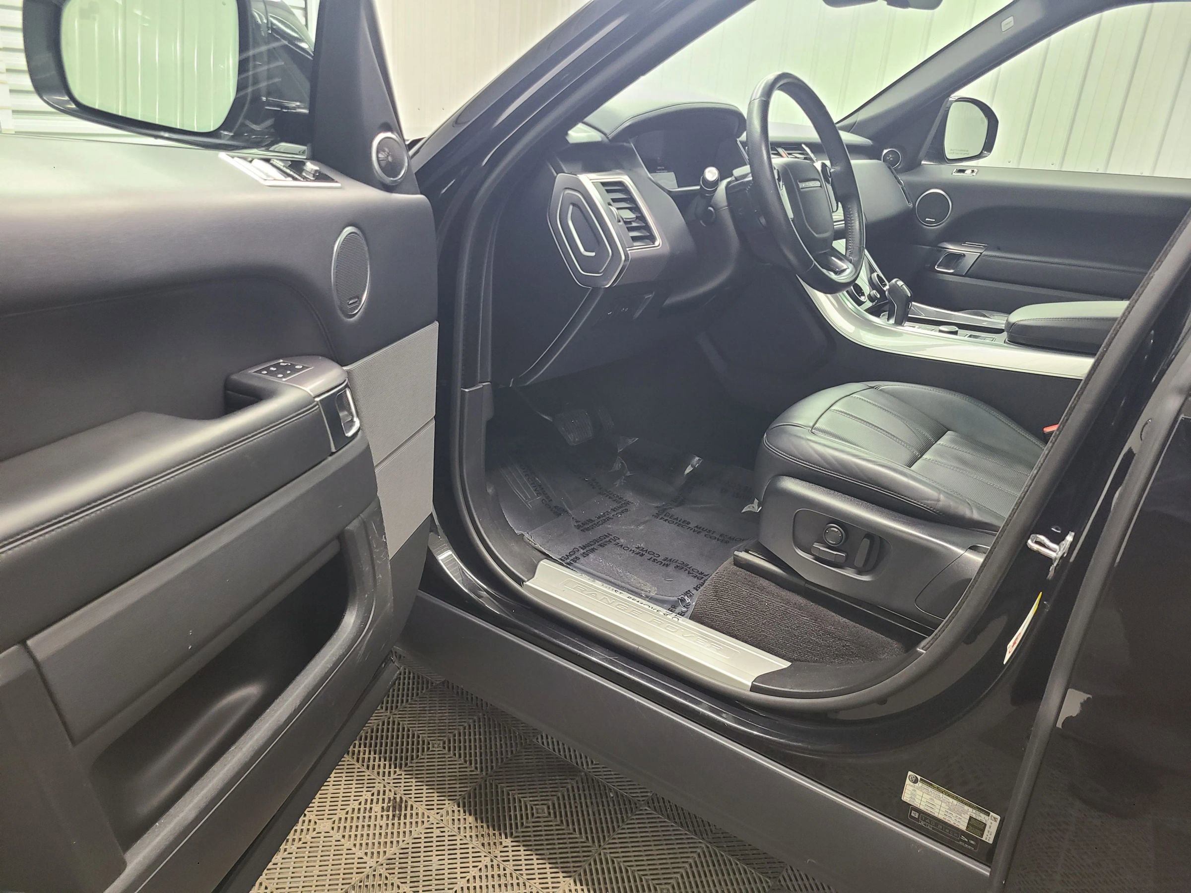 Used 2020 Land Rover Range Rover Sport HSE image 21