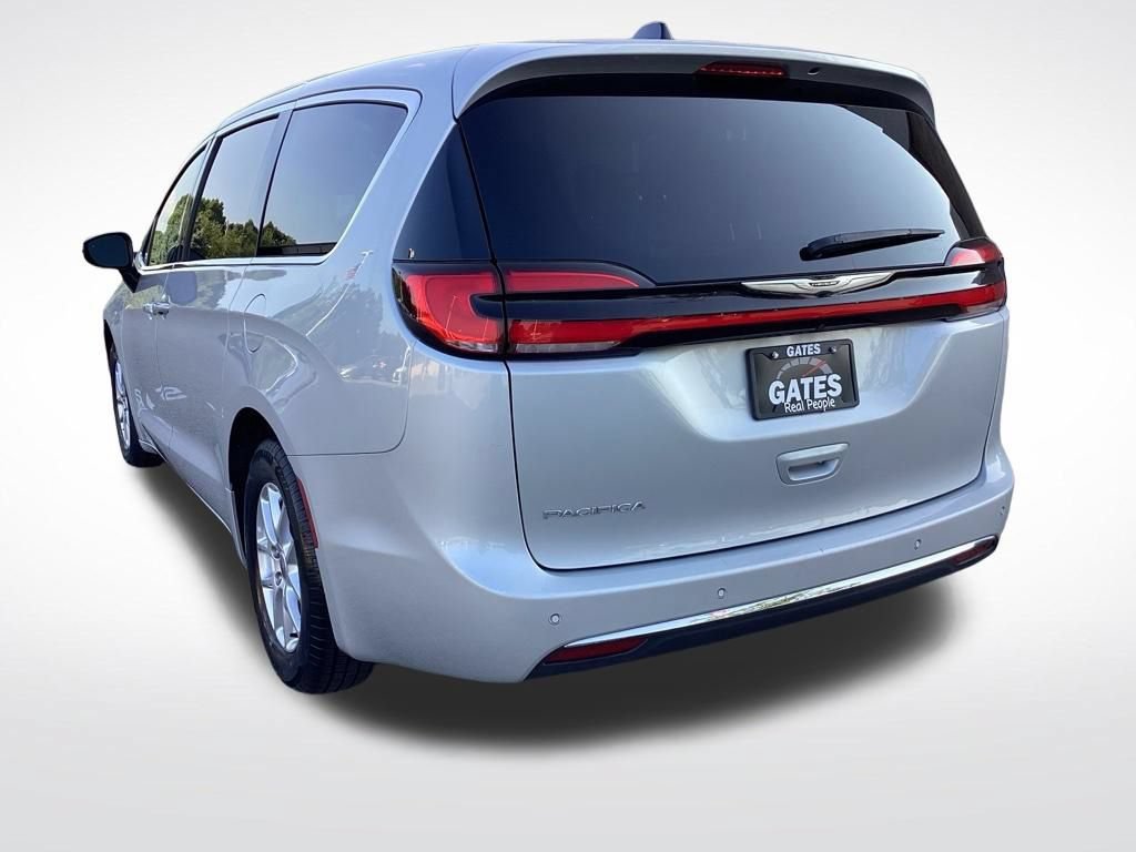 Used 2024 Chrysler Pacifica Touring-L FWD image 8