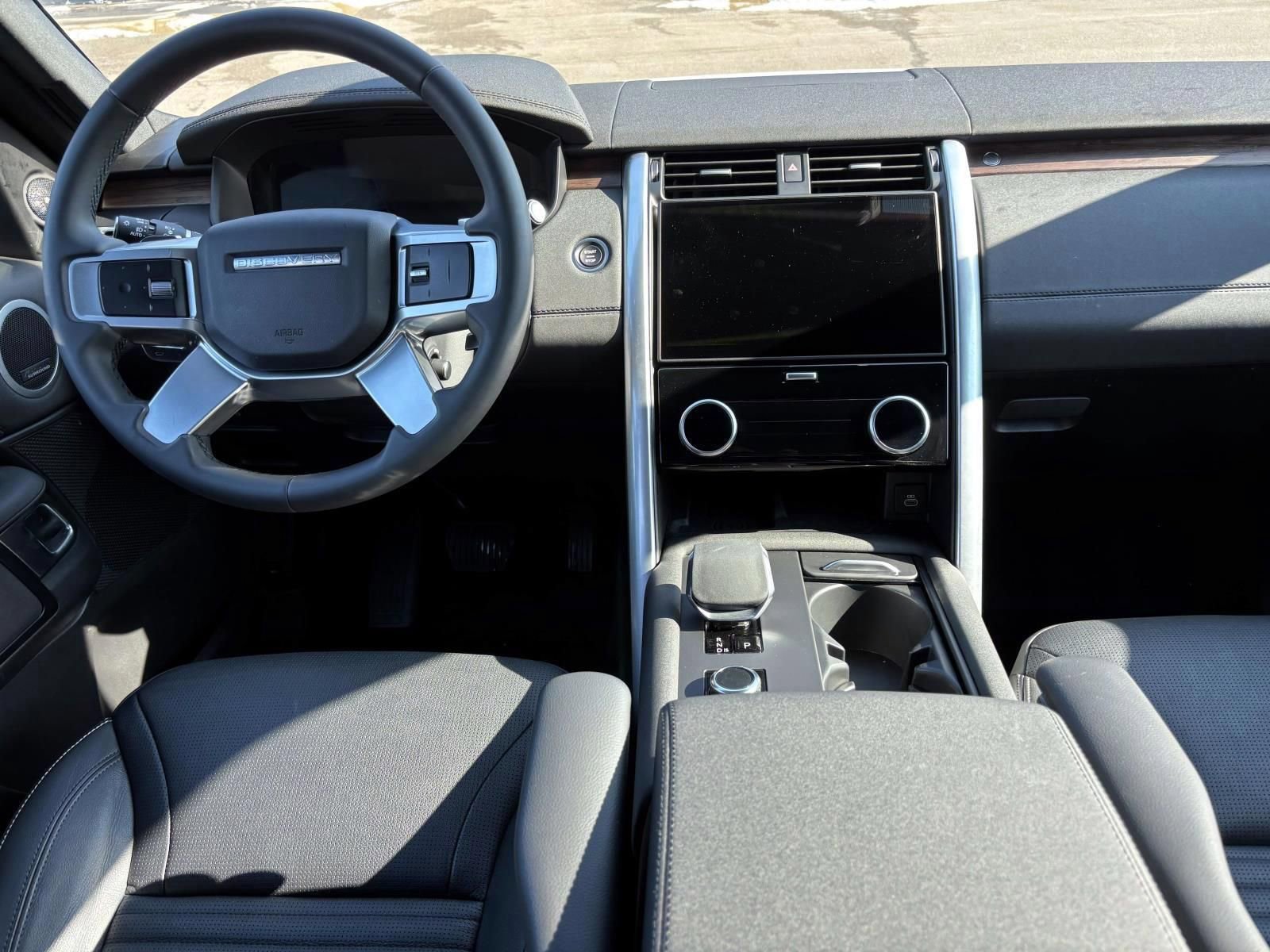 Used 2025 Land Rover Discovery S image 21