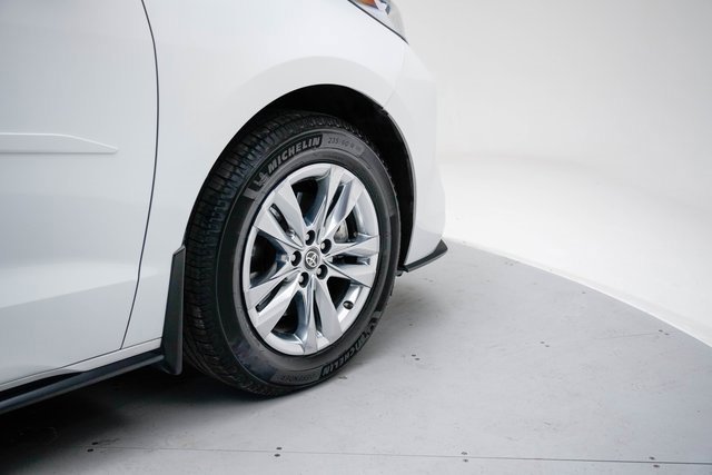Used 2022 Toyota Sienna Limited image 11