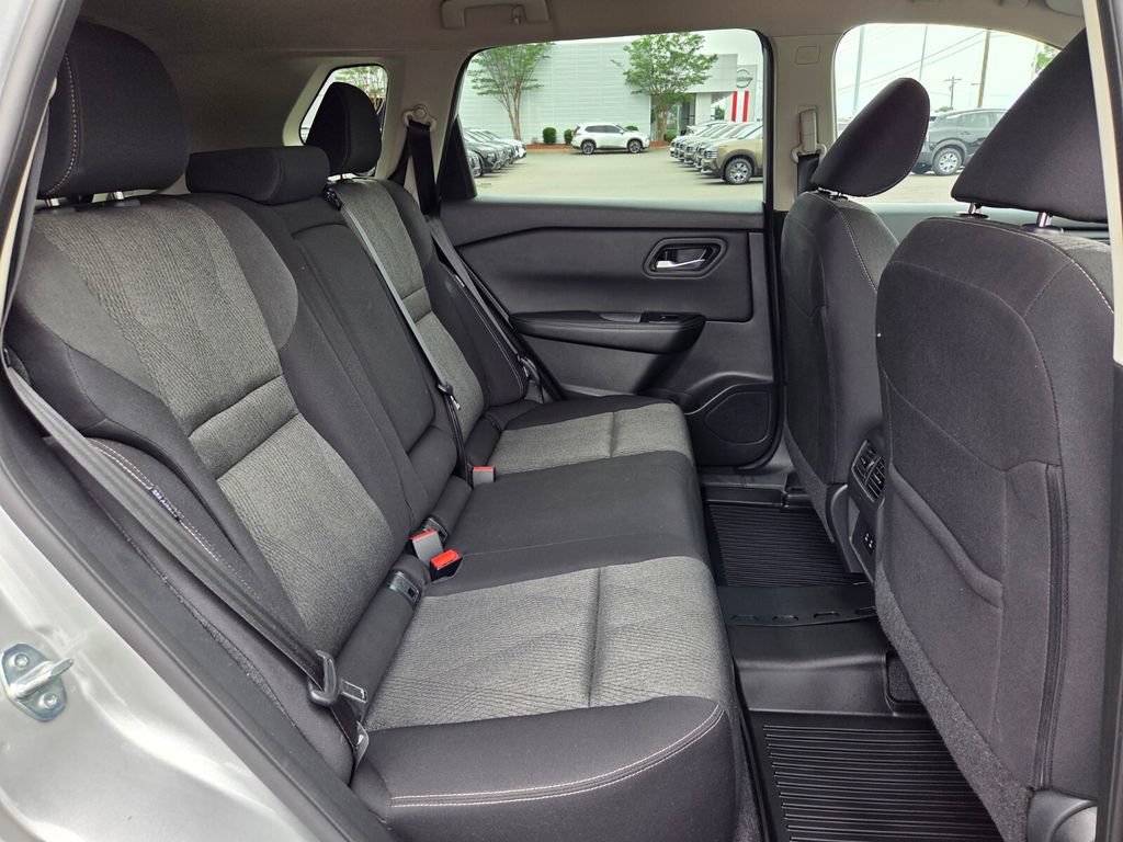 Used 2025 Nissan Rogue SV FWD image 16