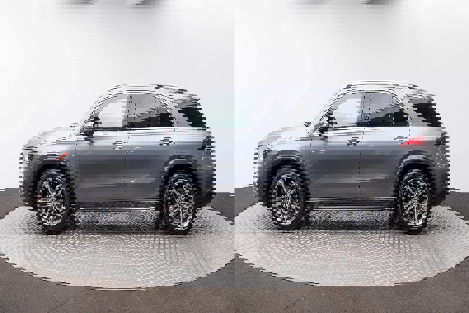 Used 2022 Mercedes-Benz GLE 350 4MATIC w/ Premium Package image 3