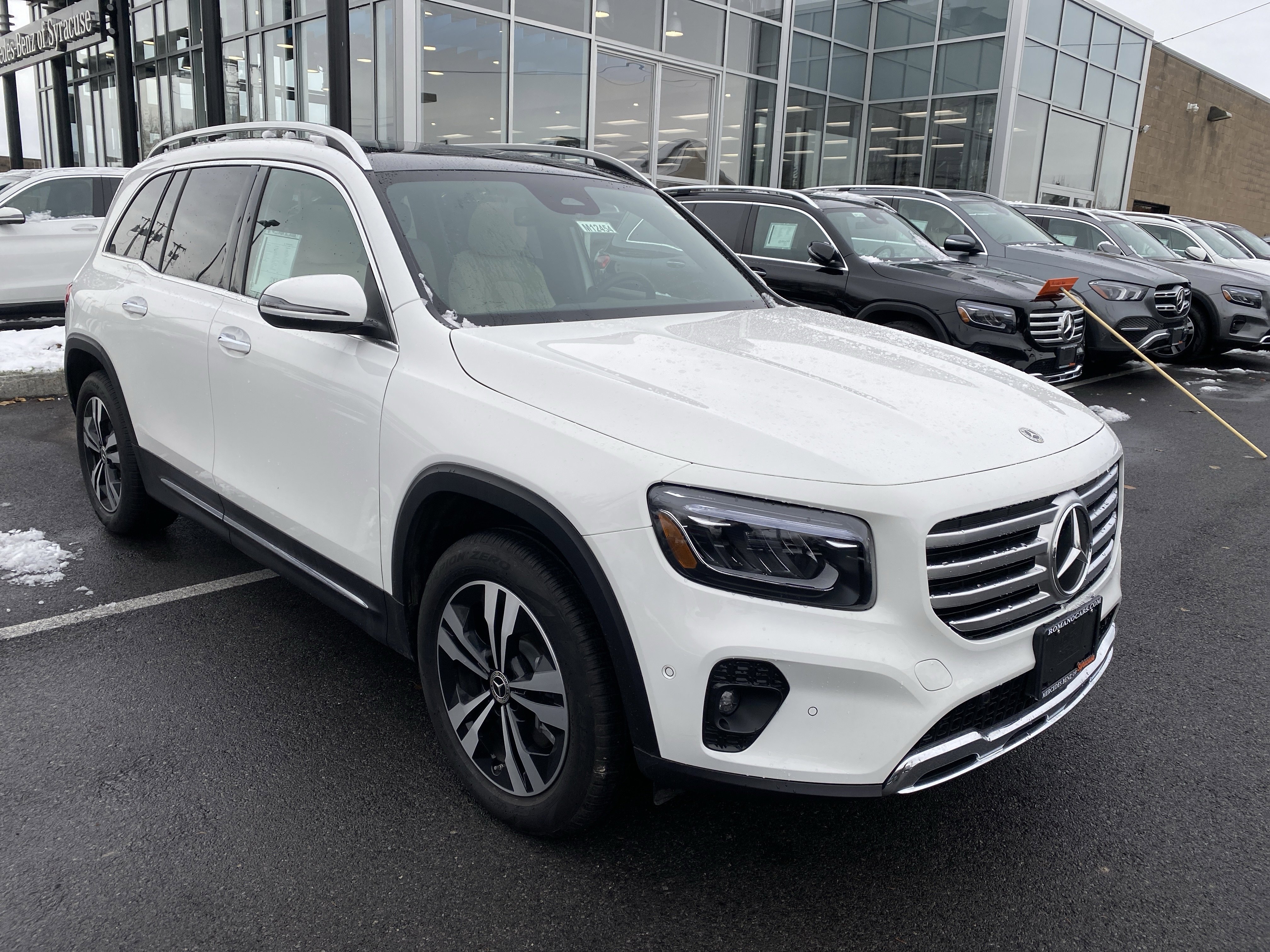 Used 2025 Mercedes-Benz GLB 250 4MATIC image 2