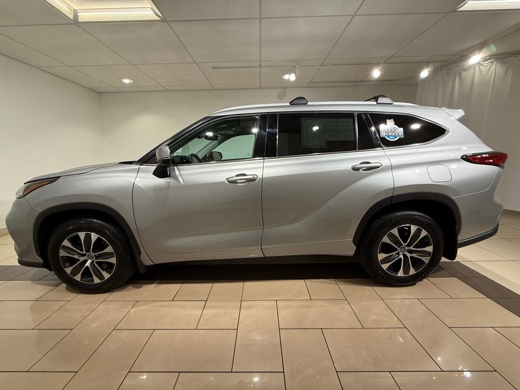 Used 2022 Toyota Highlander XLE image 2