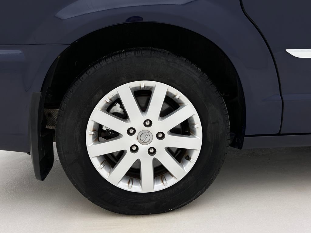 Used 2015 Chrysler Town & Country Touring image 29