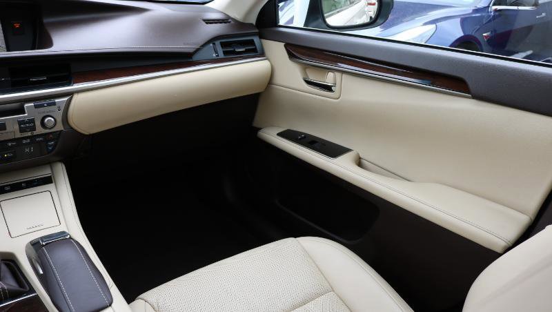 Used 2018 Lexus ES 350 w/ Luxury Package w/Wood Trim image 23