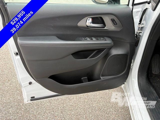 Used 2025 Chrysler Pacifica Select image 11