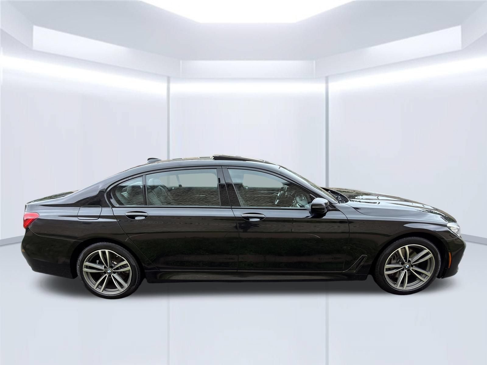 Used 2019 BMW 740i xDrive w/ M Sport Package AWD/4WD image 4