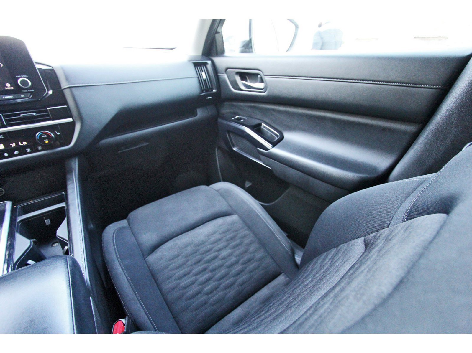 Used 2022 Nissan Pathfinder SV FWD image 12