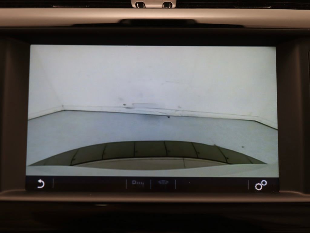 Used 2017 Jaguar XE Premium image 25