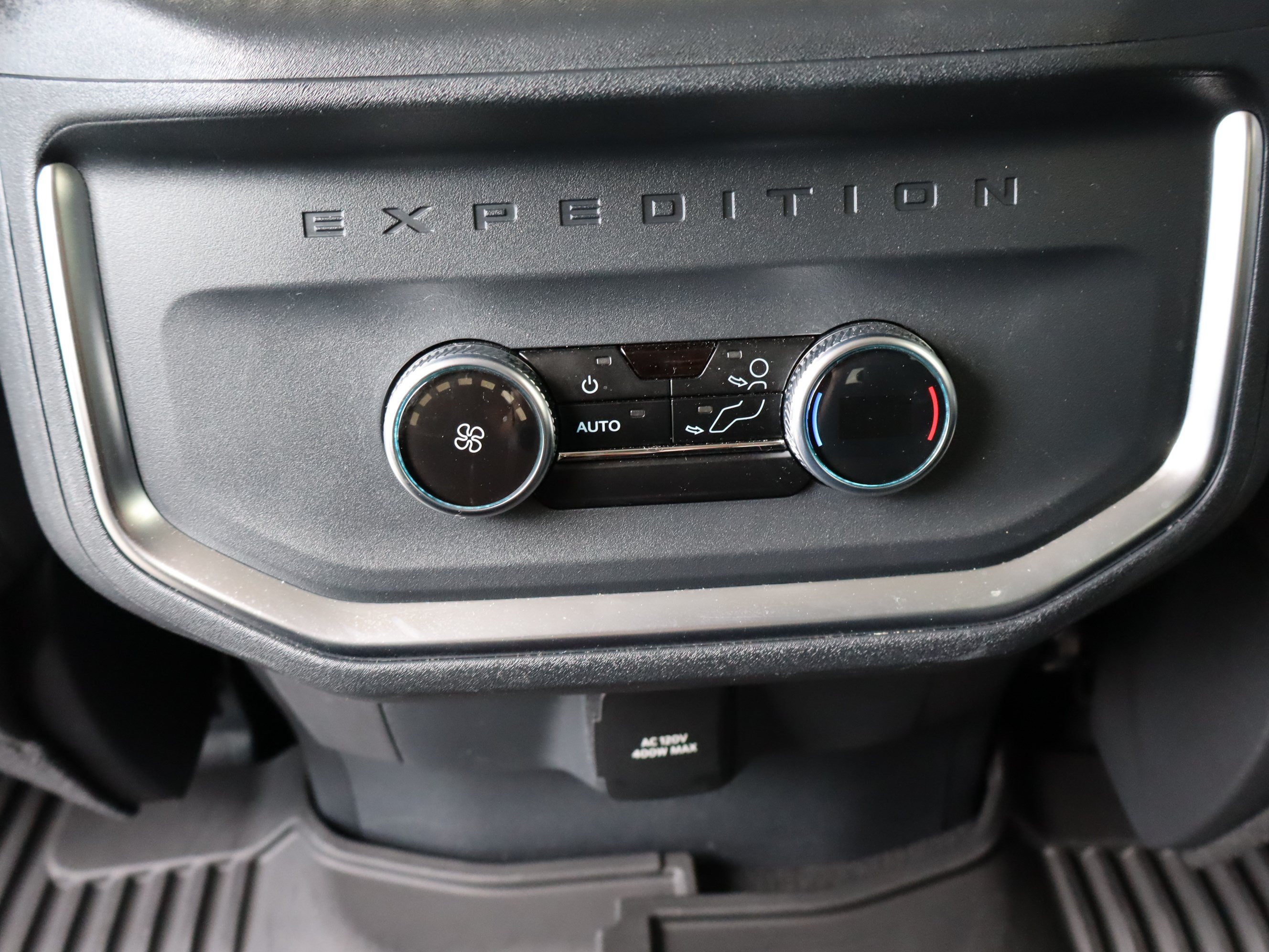 Used 2025 Ford Expedition Active RWD image 14