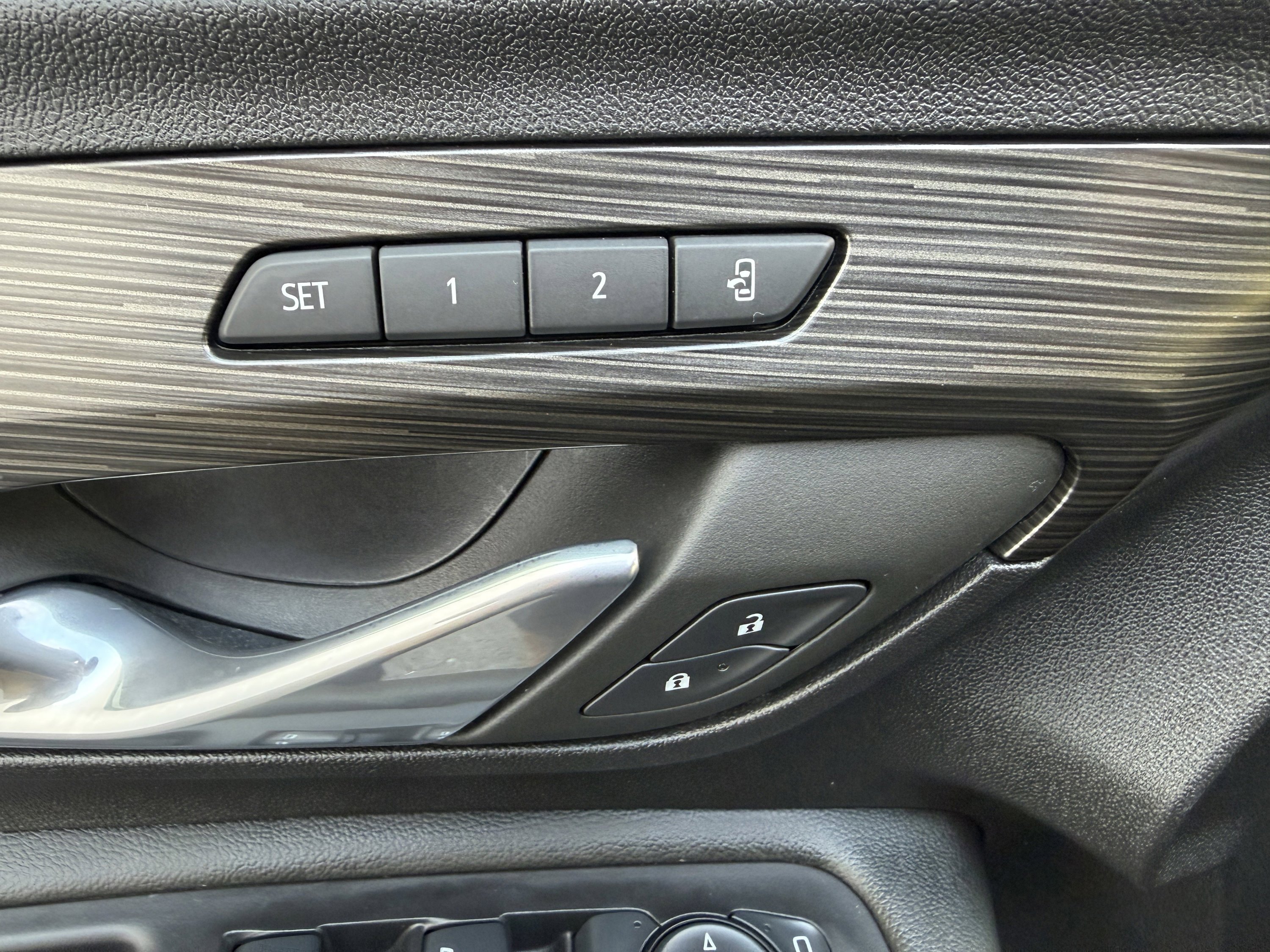 Used 2024 GMC Terrain SLT w/ Infotainment Package II image 32