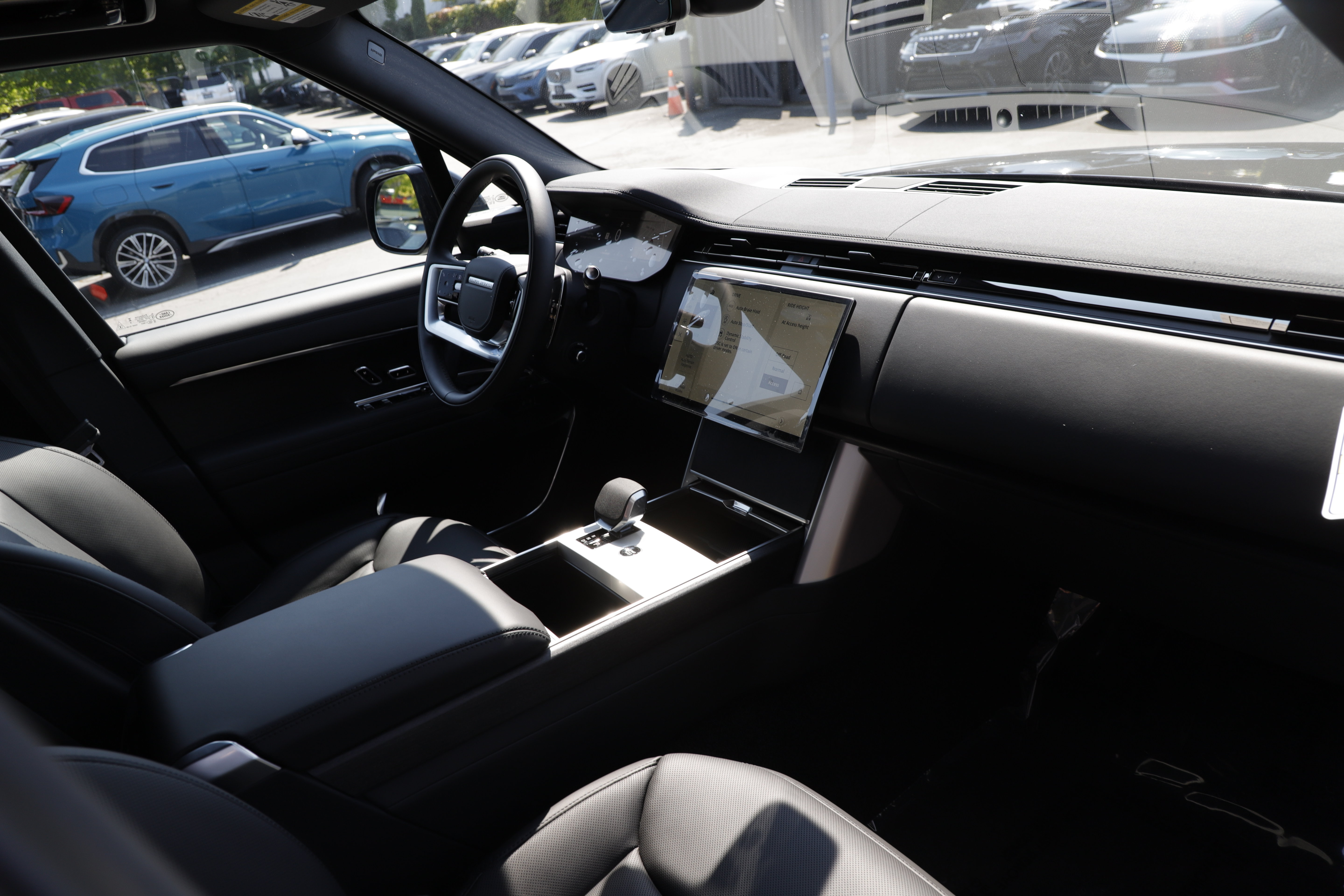 New 2026 Land Rover Range Rover Long Wheelbase SE AWD/4WD image 13
