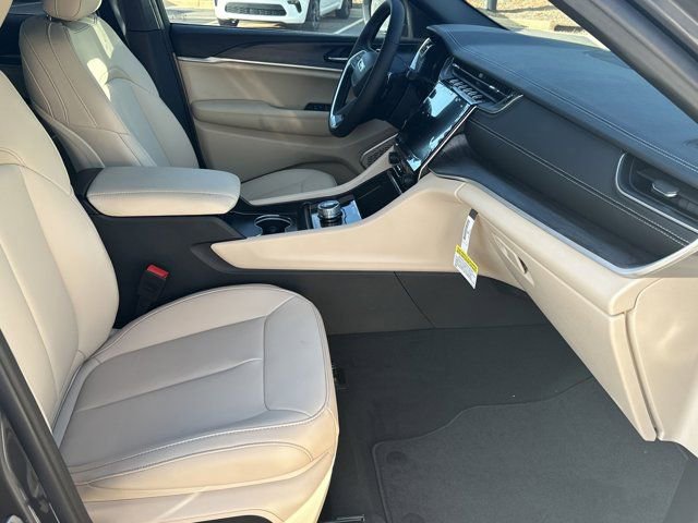 New 2025 Jeep Grand Cherokee Limited w/ Black Appearance Package image 13