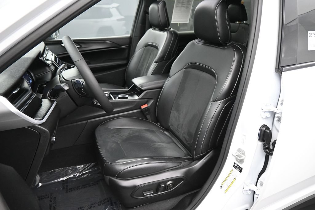 Used 2024 Jeep Grand Cherokee L Altitude AWD/4WD image 18