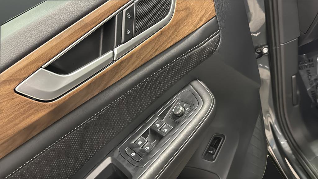 Used 2025 Volkswagen Atlas SE image 30