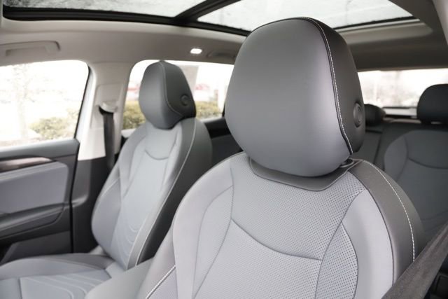 Used 2025 Volkswagen Tiguan SE w/ Panoramic Sunroof Package image 16