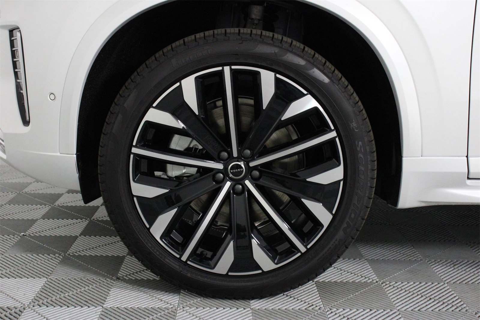 New 2026 Volvo XC90 B6 Plus w/ Protection Package Premier image 13