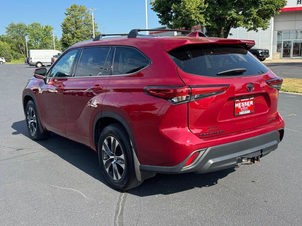 Certified 2020 Toyota Highlander XLE AWD/4WD image 3