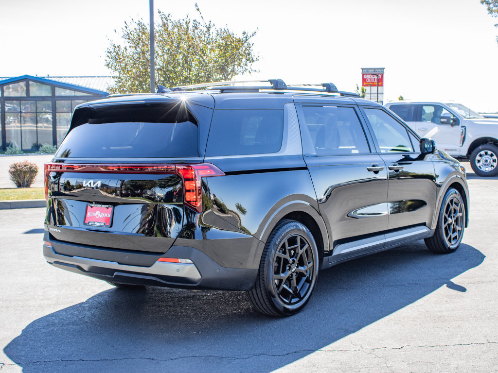 Used 2025 Kia Carnival SX w/ SX Dark Edition Package FWD image 8