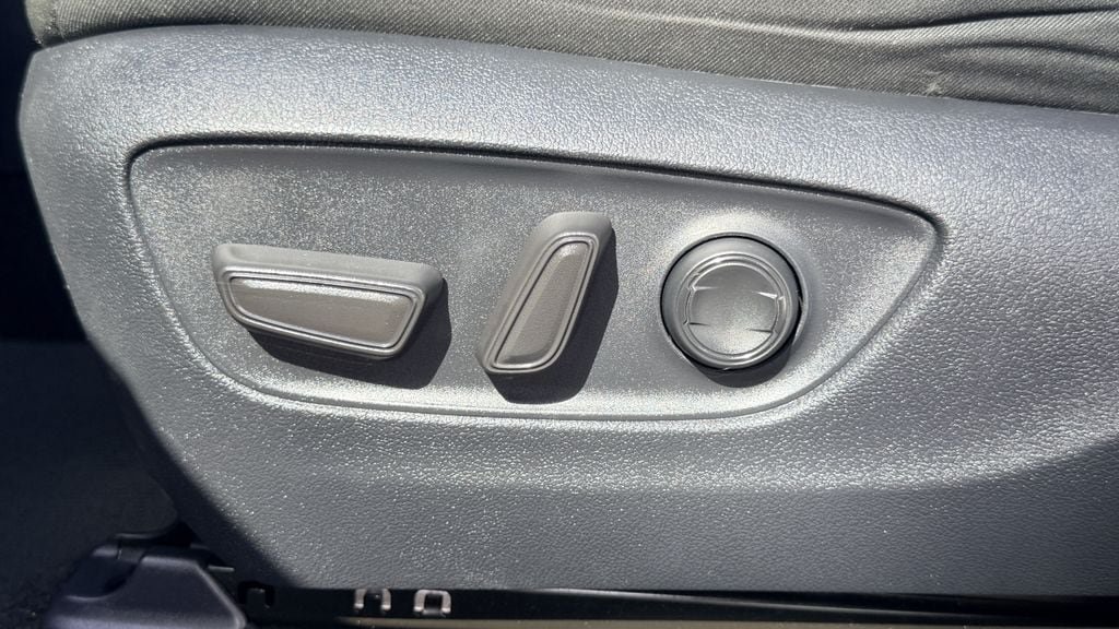 Used 2025 Toyota RAV4 XLE FWD image 26