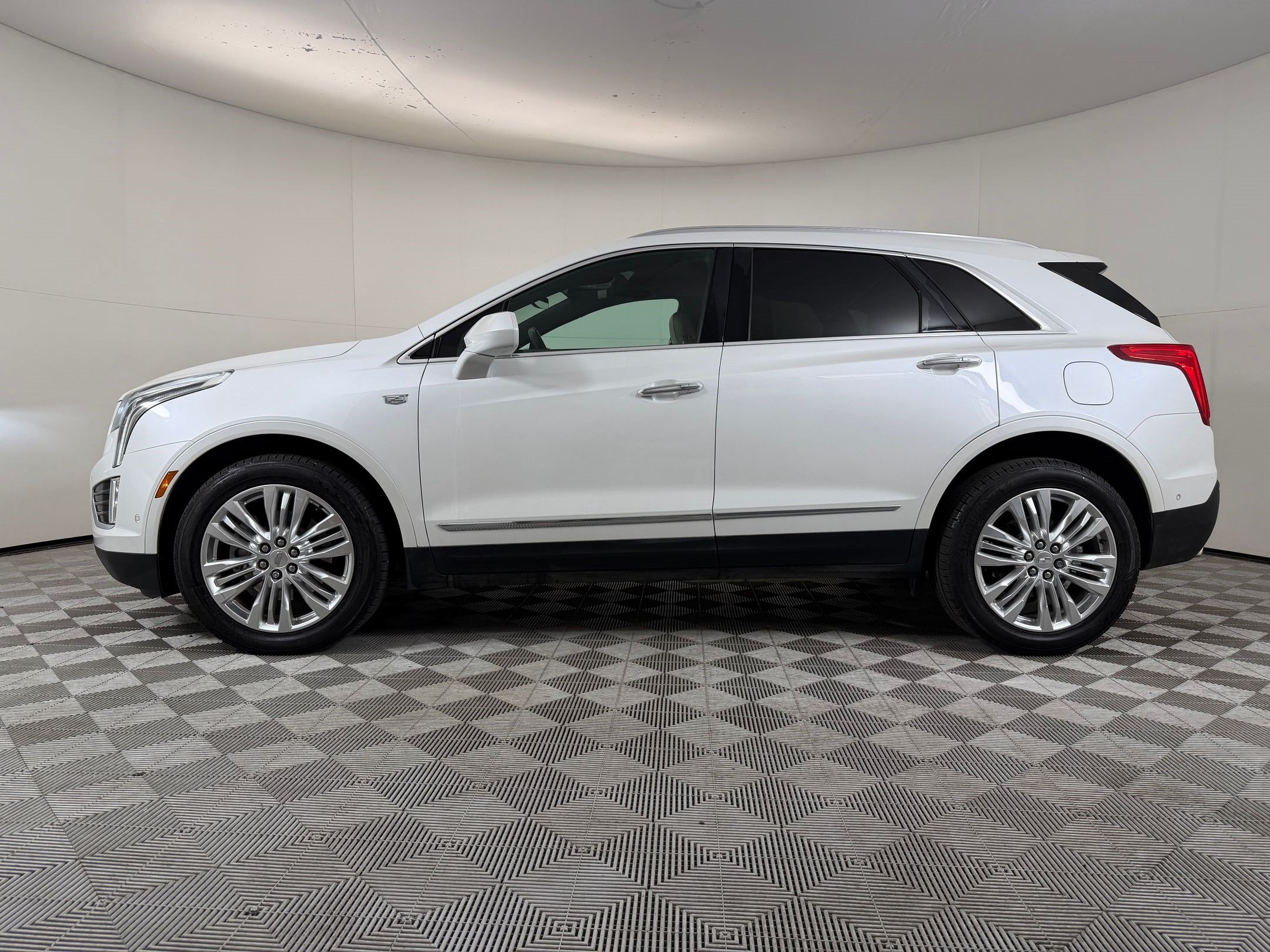 Used 2017 Cadillac XT5 Premium Luxury w/ Driver Assist Package FWD image 2