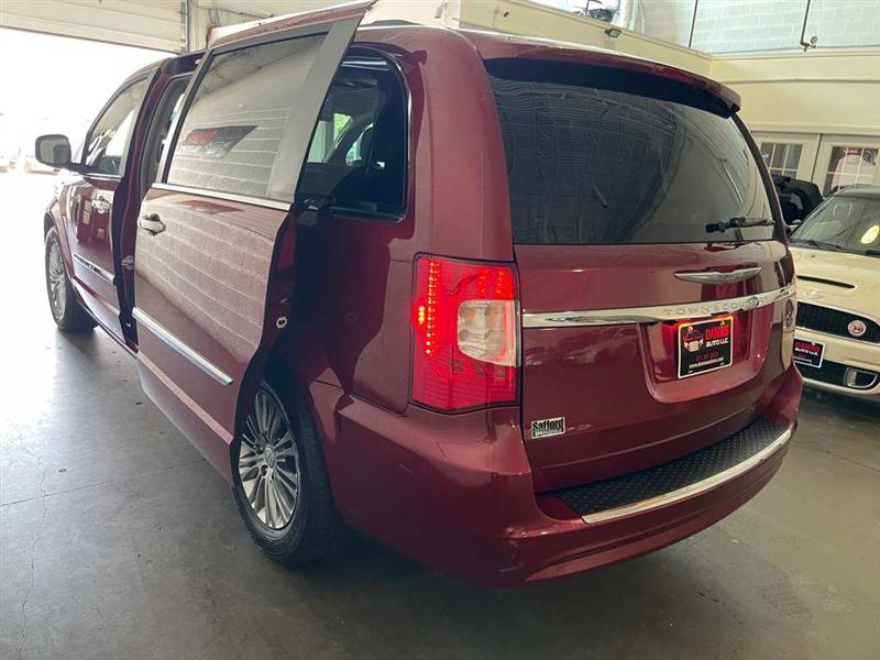 Used 2015 Chrysler Town & Country Touring-L w/ Driver Convenience Group FWD image 17