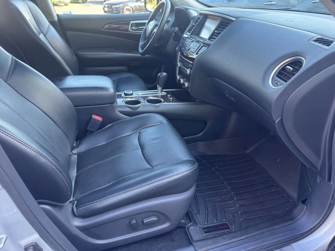 Used 2015 Nissan Pathfinder Platinum w/ Family Entertainment Package AWD/4WD image 14