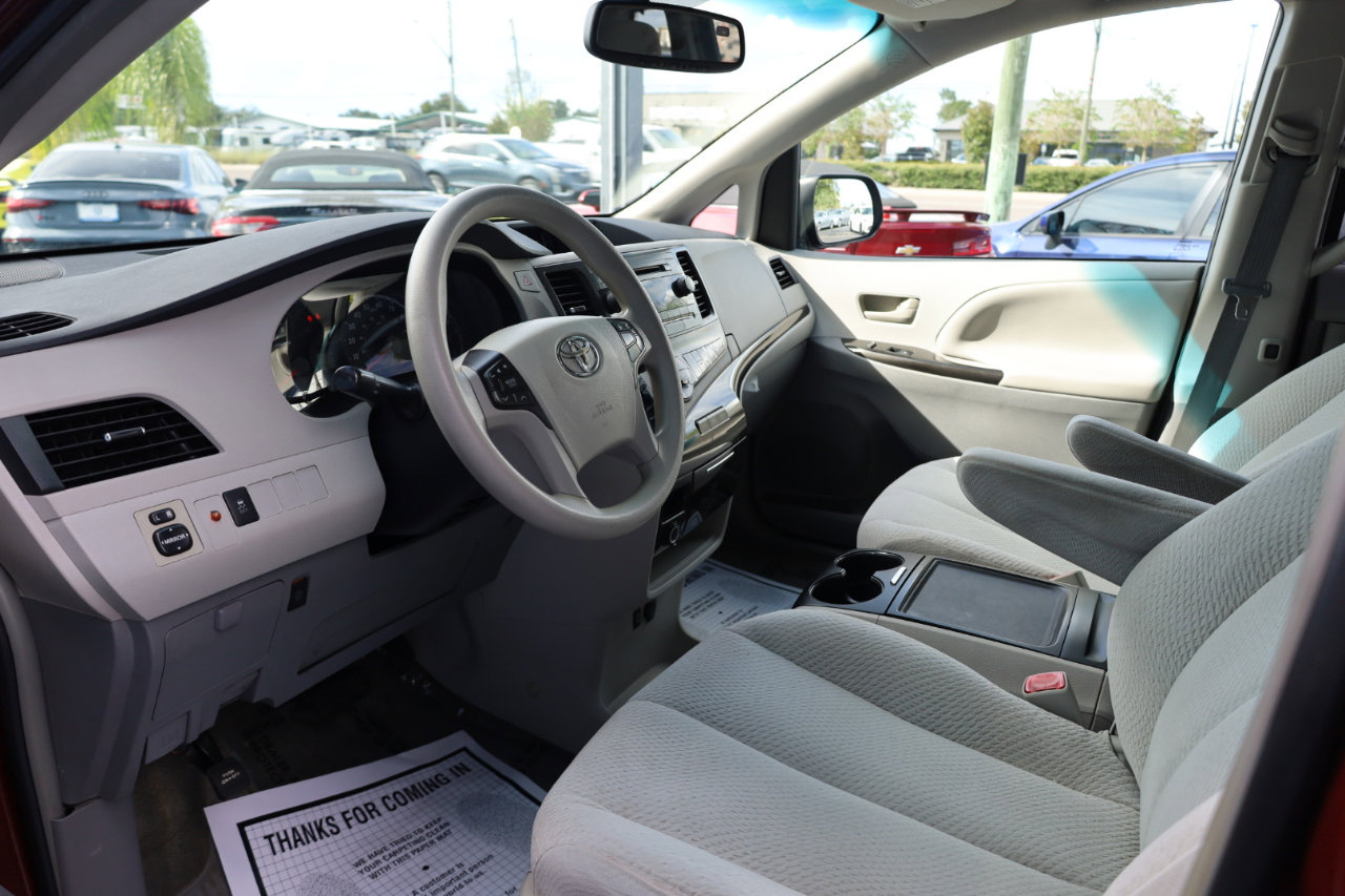 Used 2014 Toyota Sienna LE image 7