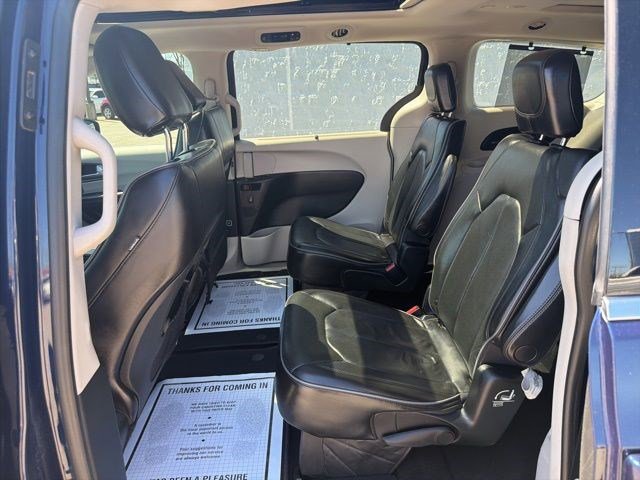 Used 2019 Chrysler Pacifica Limited w/ Tire & Wheel Group FWD image 11