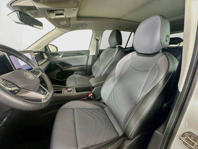 Used 2025 Volkswagen Tiguan SE AWD/4WD image 17