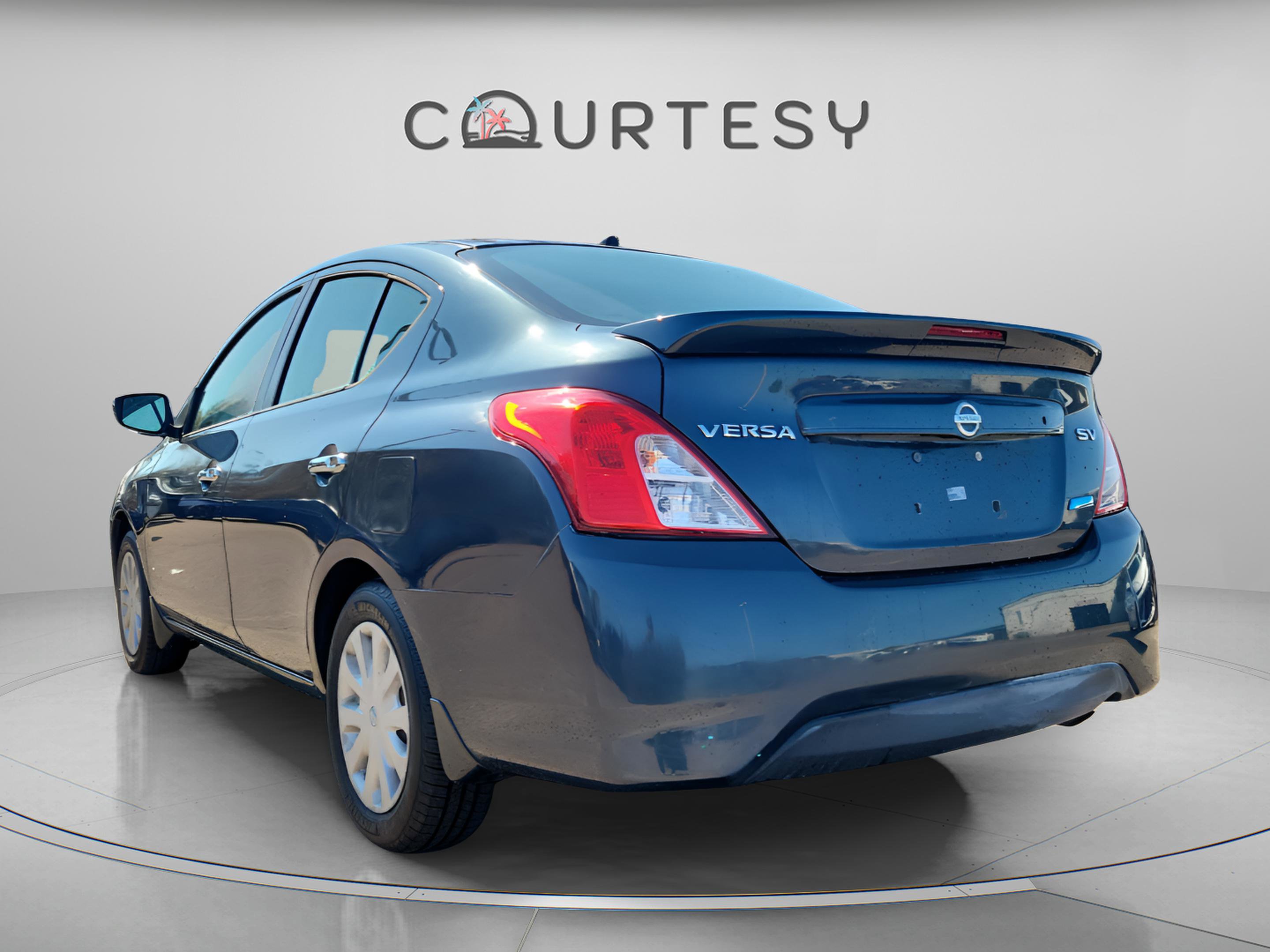 Used 2015 Nissan Versa SV image 3