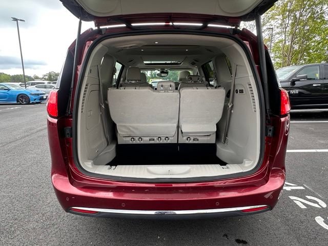 Used 2019 Chrysler Pacifica Limited w/ Tire & Wheel Group FWD image 16