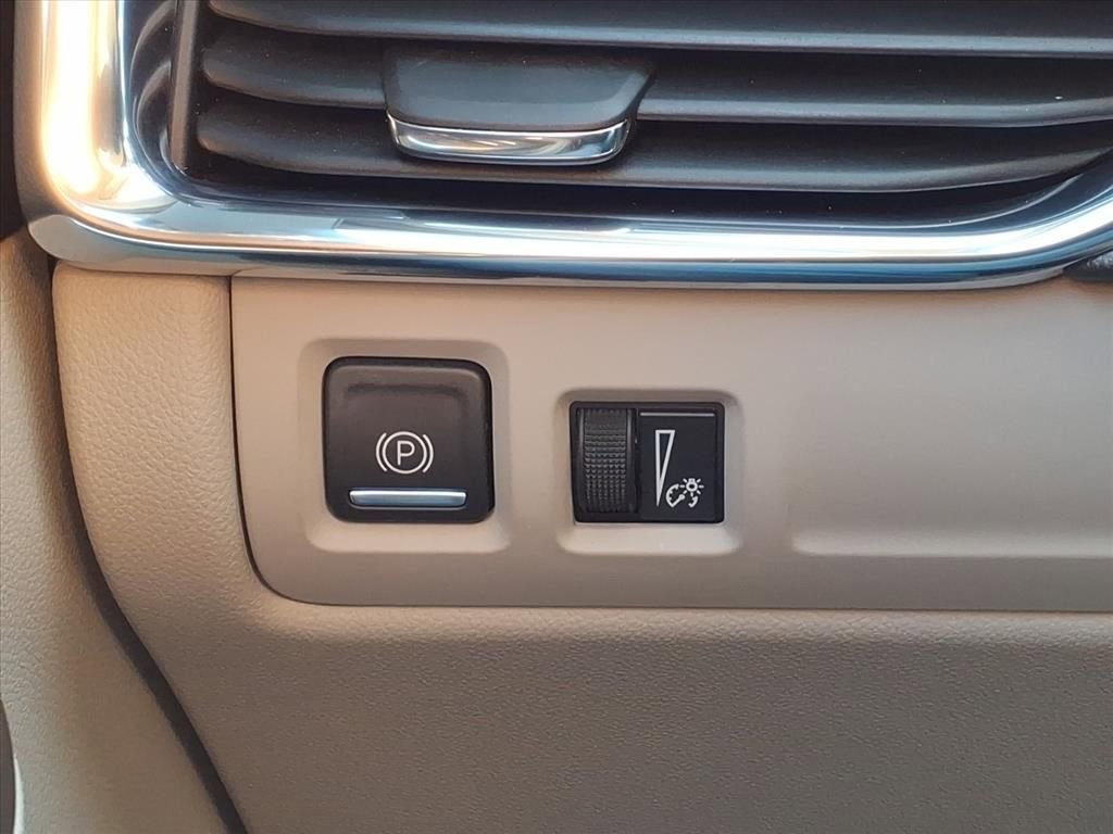 Certified 2023 Cadillac XT4 Luxury w/ Cold Weather Package image 28