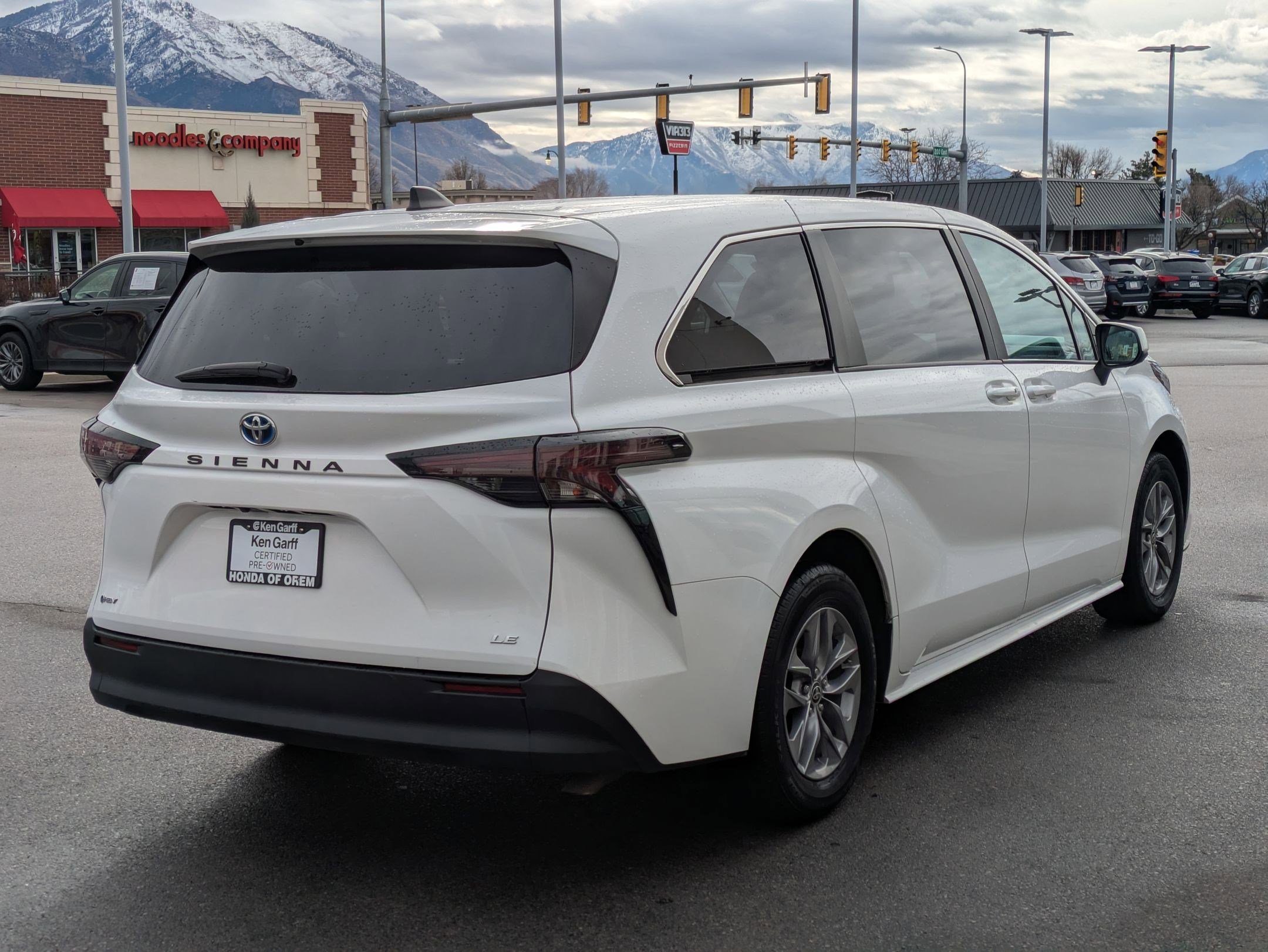 Used 2025 Toyota Sienna LE image 3