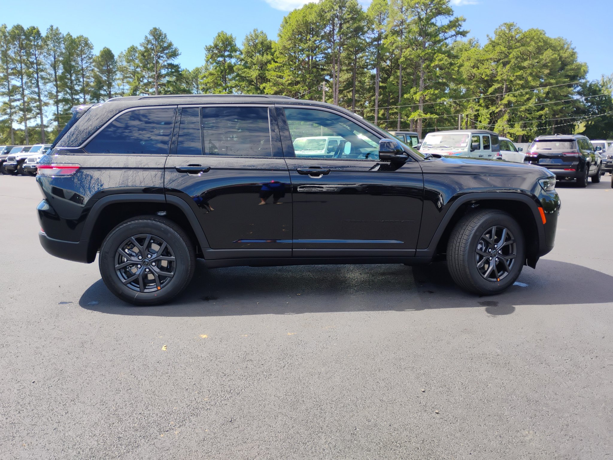 New 2027 Jeep Grand Cherokee Altitude AWD/4WD image 4