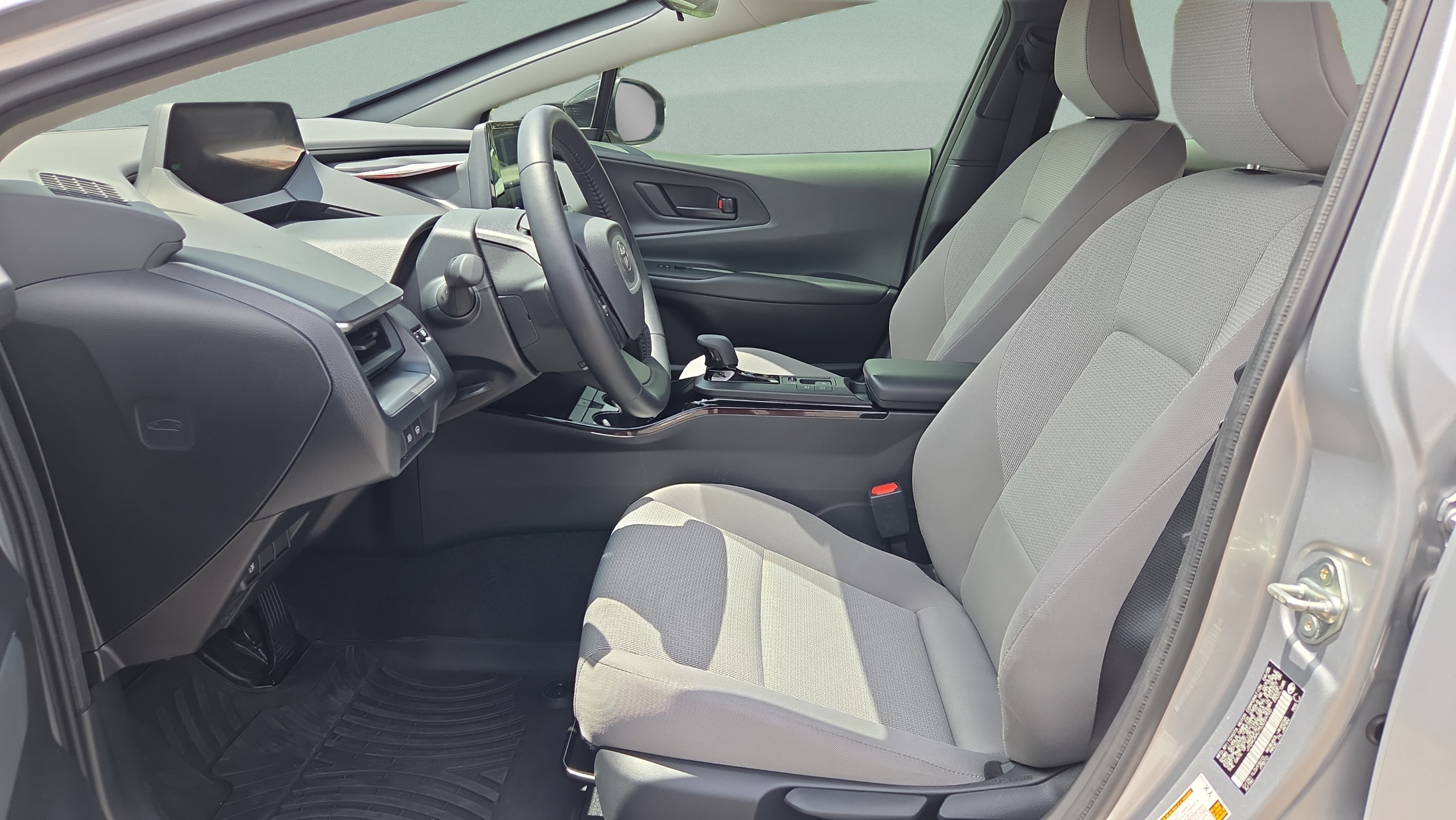 Certified 2025 Toyota Prius LE FWD image 10